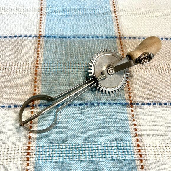 Vintage Hand Crank Egg Beater – Made in USA, Metal & Wood Handle Mixer - Picture 6 of 12